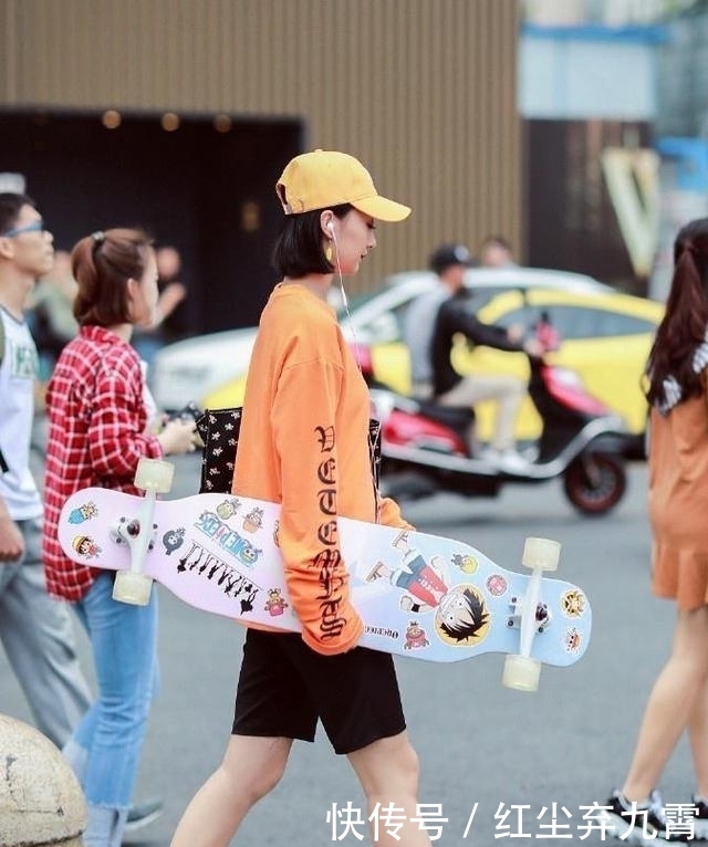  风采@街拍：清新脱俗的气质美女，简约个性的穿搭，尽显时尚风采！