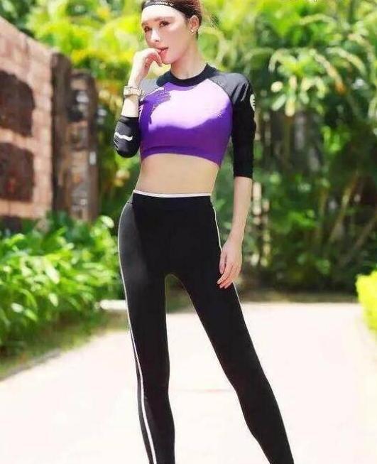 时尚打底裤小姐姐，身材衬托的优雅，凸显赏心悦目格外迷人！