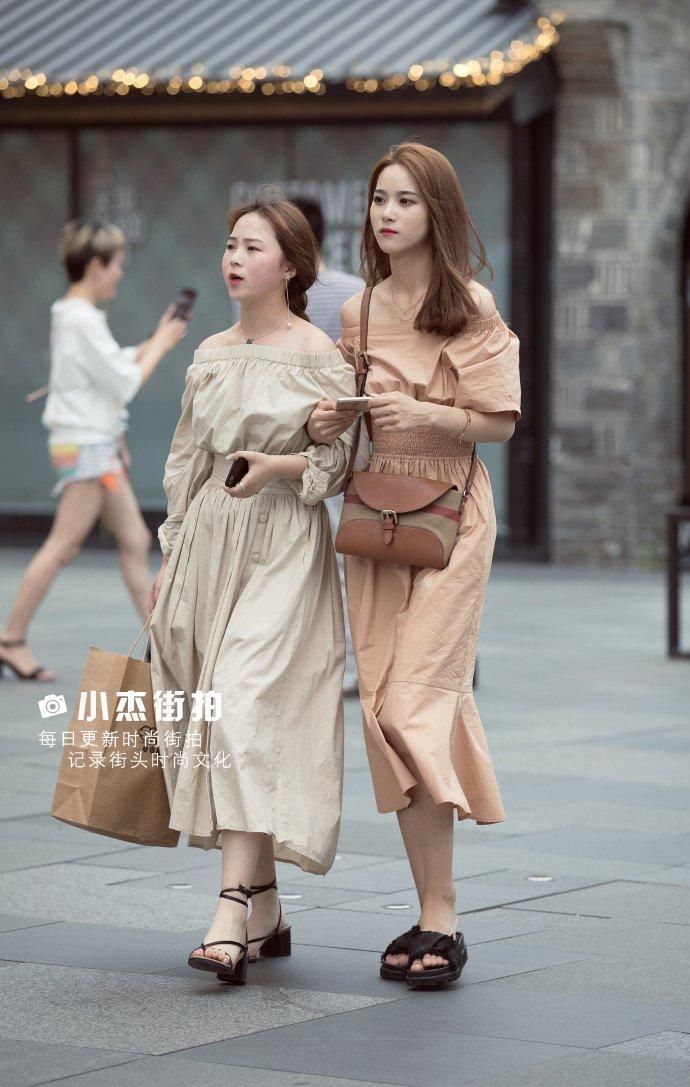 街拍:一字肩长裙可优雅，可清新，穿上它谁还不是小仙女