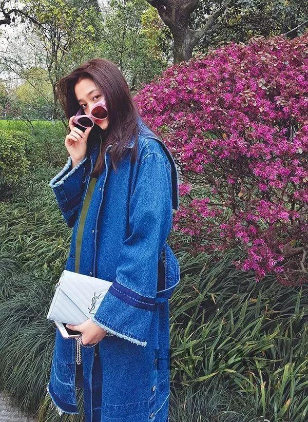 先别羡慕关晓彤有爱情,高出鹿晗一个屁股的大