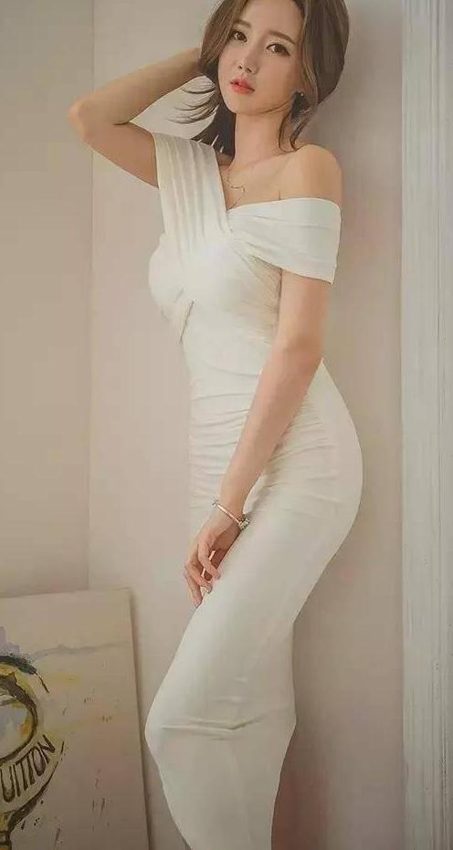 街拍：公园里安静的小姐姐，气质清新又动人，包身效果很赞!