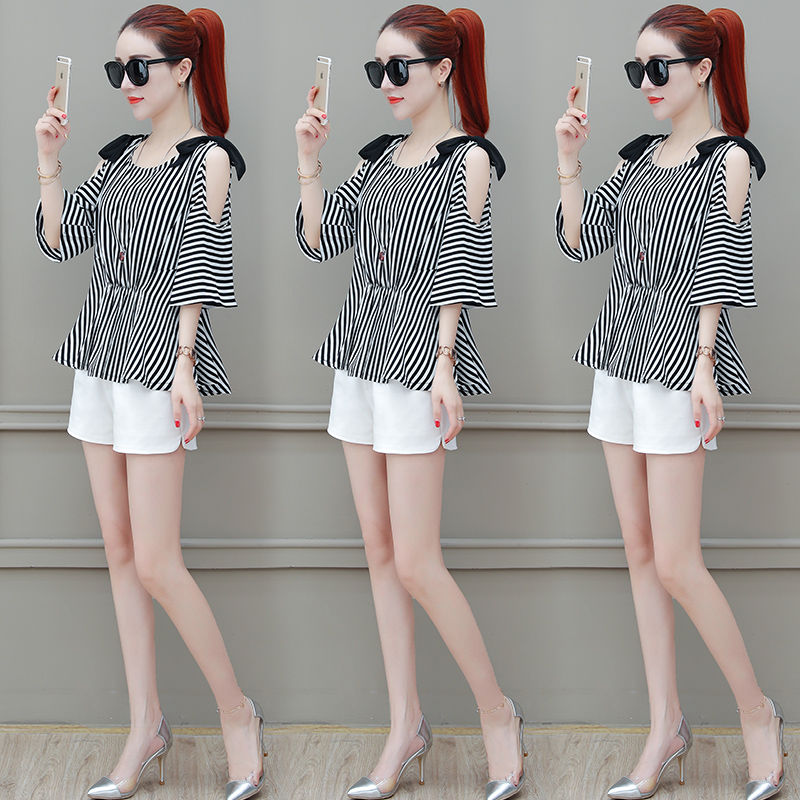 现在的小姐姐真会搭，出门旅游穿这“娃娃衫”，贼白嫩减龄