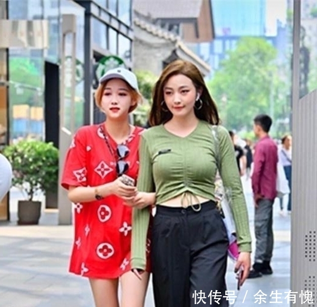 【 底裤】小姐姐橘色打底裤搭配吊带背心，显得非常绚丽，路人街拍