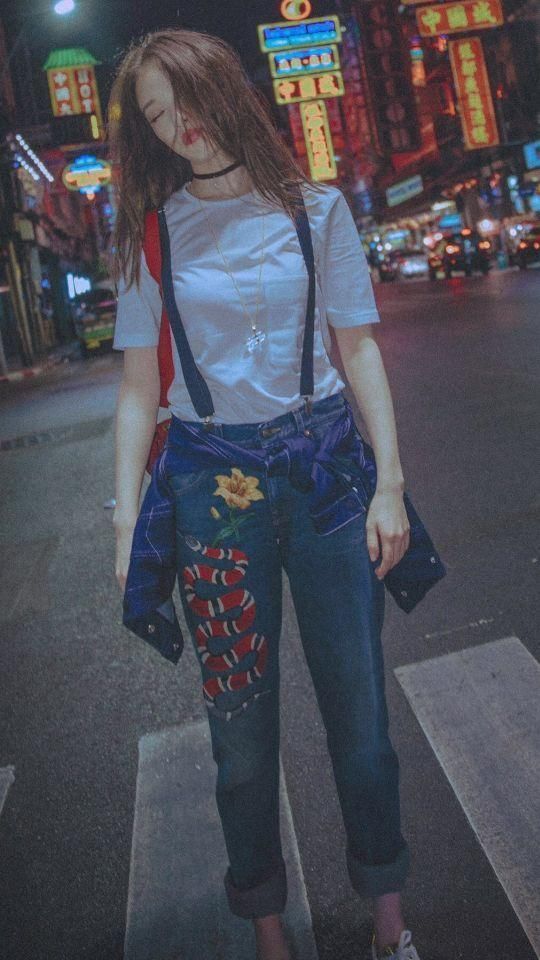 神难穿的红配绿，竟让倪妮穿的蜜汁好看，这套西装让人大开眼界!