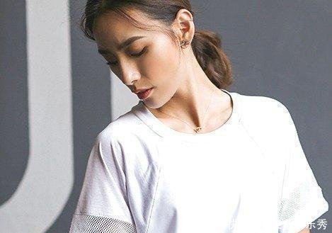 小姐姐的打底裤很时尚, 妥妥的女神范。