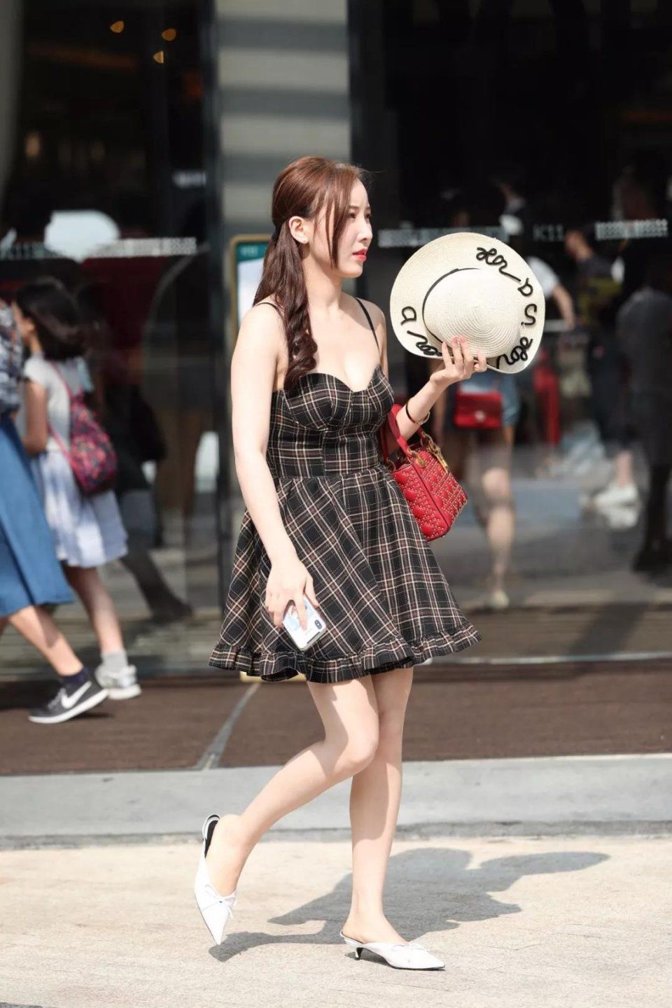 街拍：身材丰满肤色白皙的超性感俏丽美女