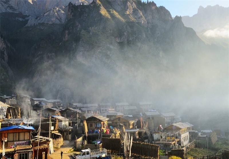  美景：中国一被群山环绕的景区，仅有一条小路通行，却有世外桃源的美景