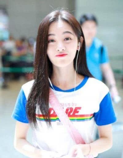 159鞠婧祎真敢穿，穿平底鞋搭长筒袜居然不丑，网友:这腿我服!