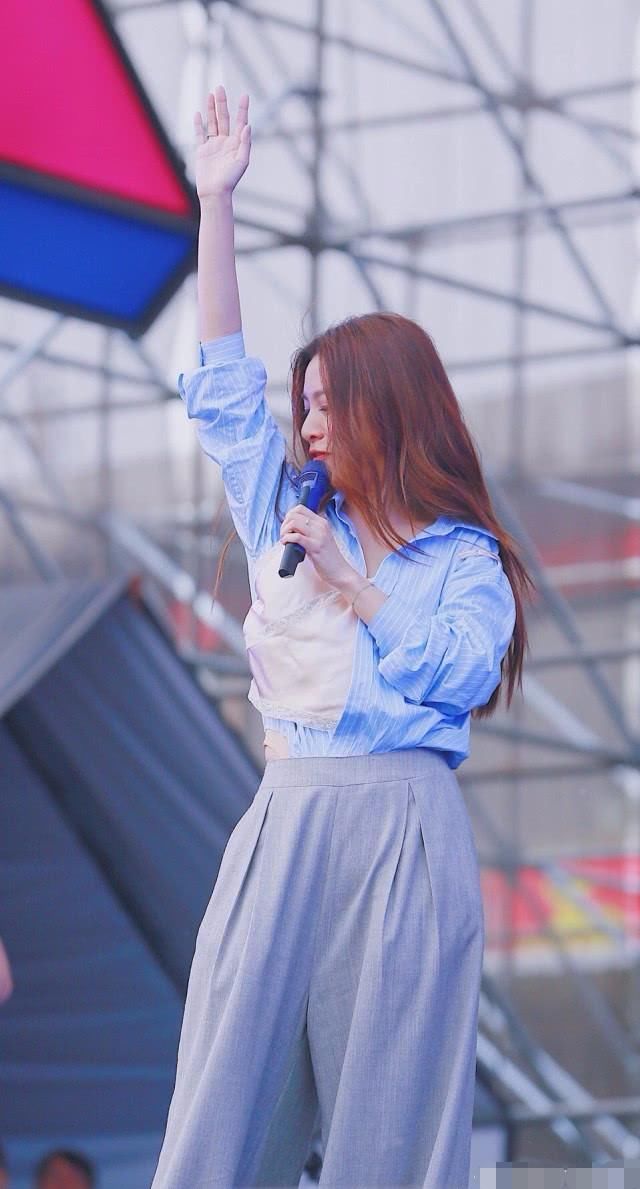 张天爱吊带内衣外穿引领时尚？网友：田馥甄穿得更好看！