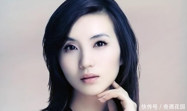  「当红」她曾是女神“万人迷”，当红嫁入豪门，年过40当中戏老师超幸福