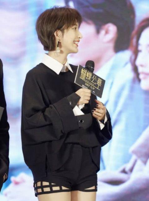 张俪为与众不同拼了,穿着一双“袜子鞋”?这造型有点辣眼睛!