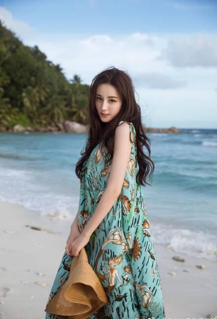 迪丽热巴穿条连体裤，里面的白色裤子看得一清二楚，可长点心吧