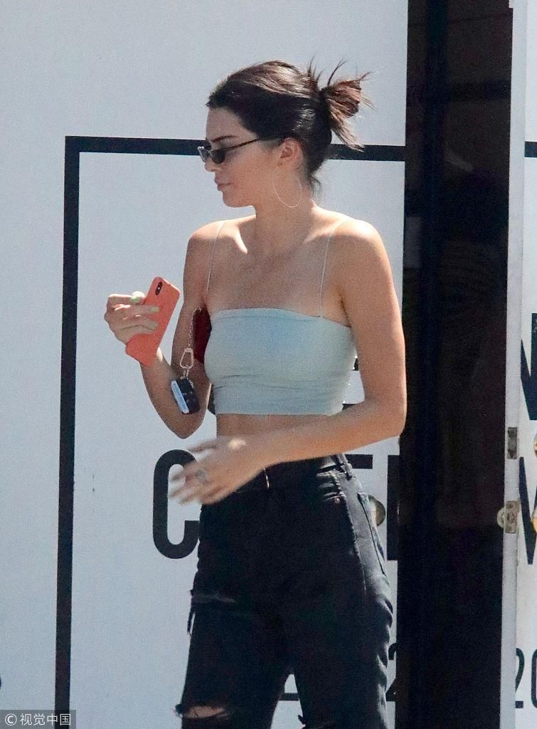 肯达尔詹娜与闺蜜外出扫货仅穿抹胸 香肩和大长腿齐飞惹人注目