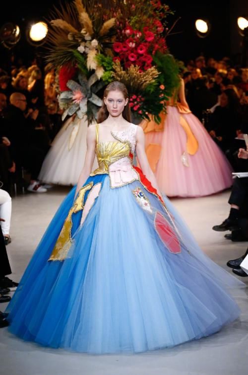  婚纱■大牌们想“纱”出重围，却成了女生最不想要的婚纱？