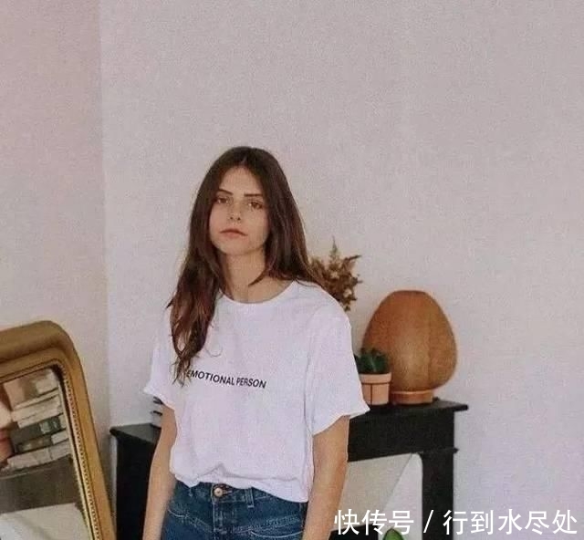 从白T■同一件白T,凭什么她穿出高级感,而你却像地摊货?