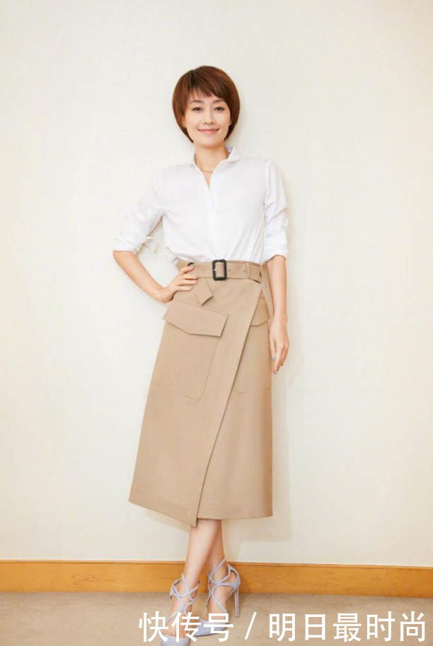 马伊琍一袭蓝色长裙现身，没整过的脸看着就是高级啊