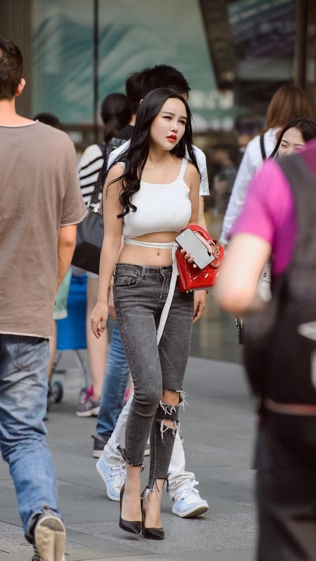 路人街拍，穿的时尚也会显年轻，这样穿让你漂亮又显年轻
