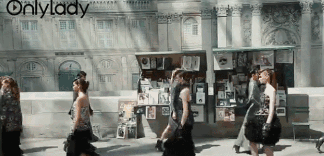 我们在巴黎大皇宫变的书报亭里问了周迅和刘雯一些小秘密……