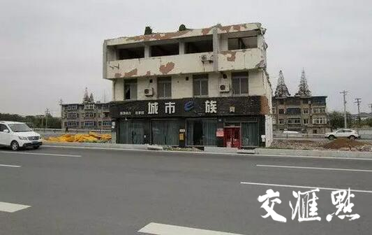 扬州南部快速路＂钉子网吧＂今天拆除 道路施工人员明天进场