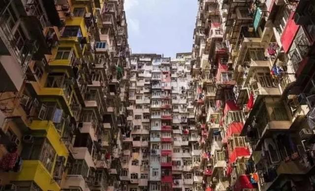 为何香港人宁愿挤在8㎡空间里，也不愿在内地买房？原因让人羡慕