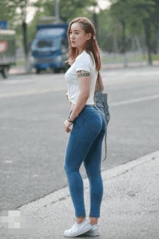 街拍：紧身裤尽显凹凸身材，第四位小姐姐的职业装让人抓狂