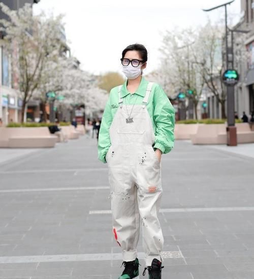  「明白」最潮范儿美搭，绿色衣服应该怎样搭？看到她们的搭配方式你就明白了，难怪自己土