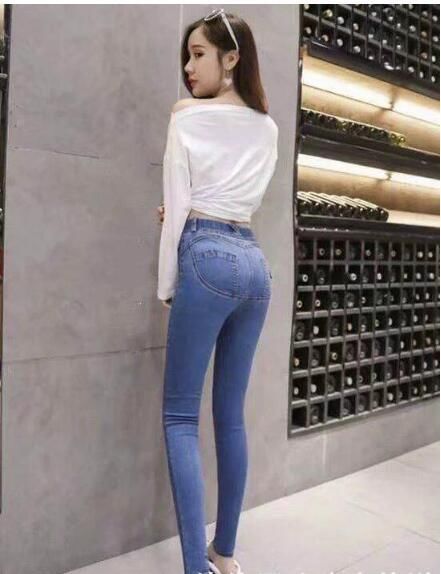 极具个性的牛仔裤美女，绽放青春活力，风格魅力独特！