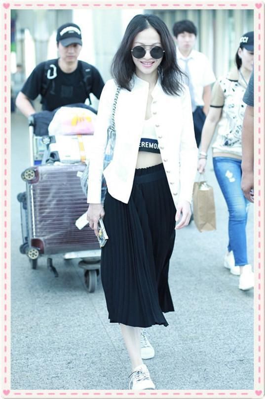 扮嫩只服张韶涵！一件小背心36岁穿成16岁，网友：越瘦越年轻？