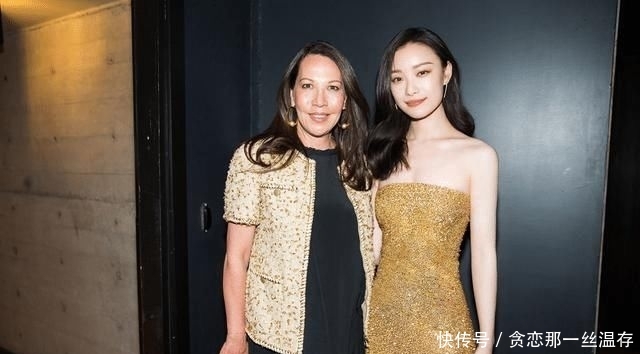 「 金色」穿金色抹胸连衣裙开叉到大腿根,这身材真令人羡慕,被倪妮美到了