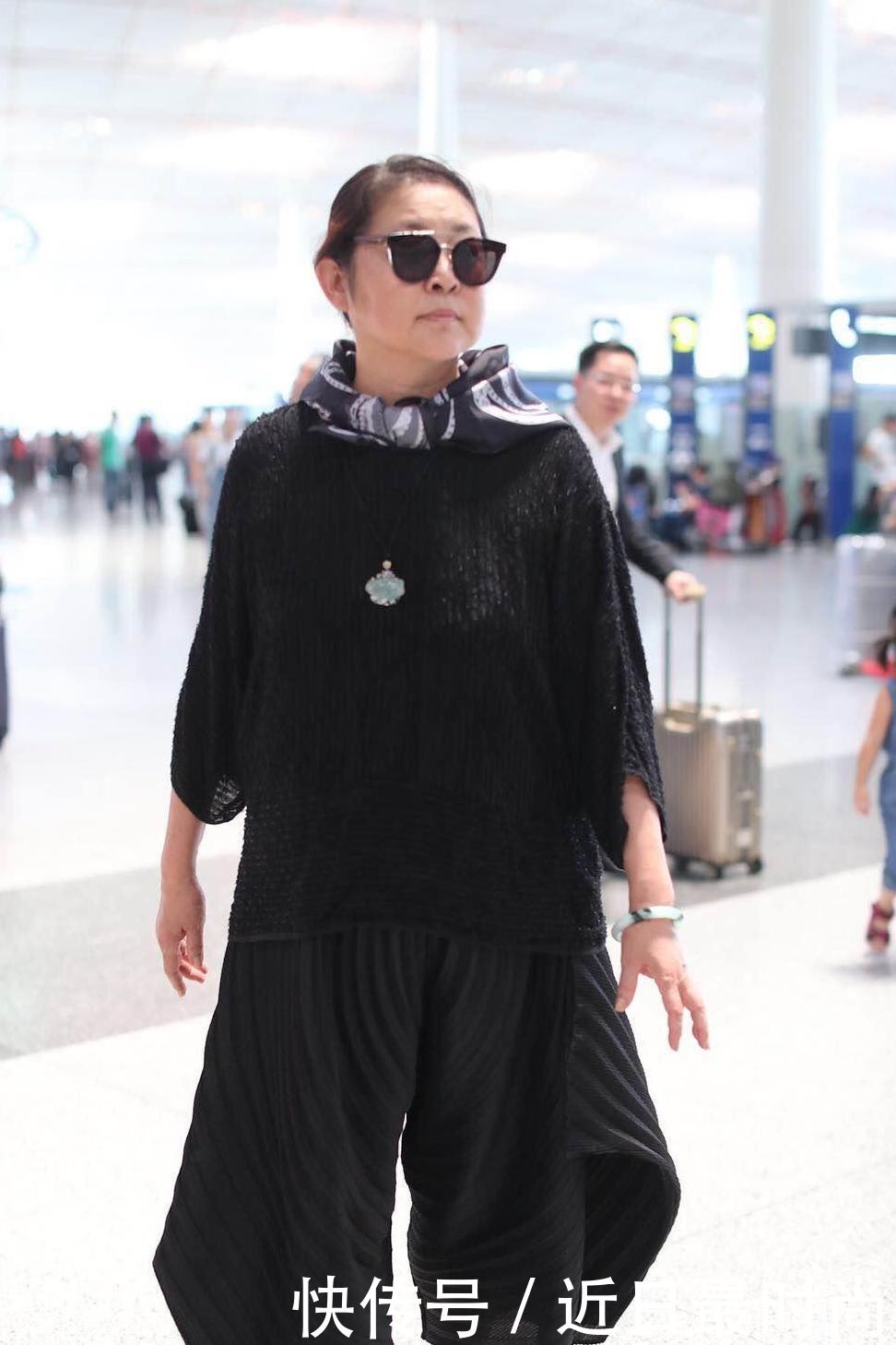 59岁的前央视一姐美回来了，裤子是亮点