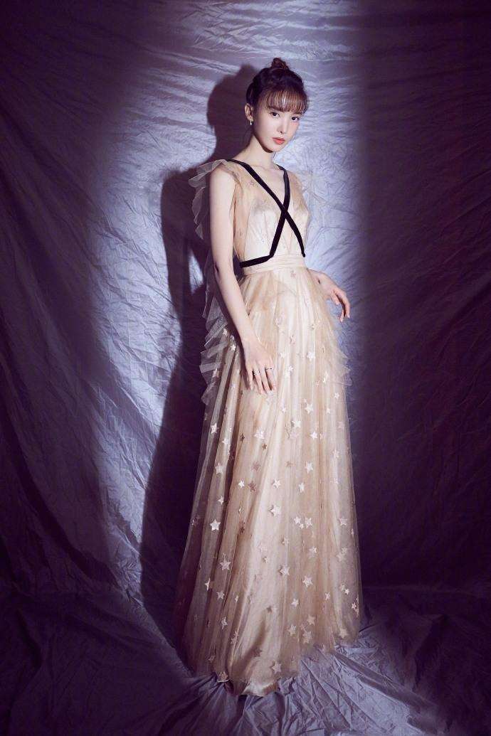 张俪跟金晨同穿仙女裙, 网友: 看这个背就知道谁更美了