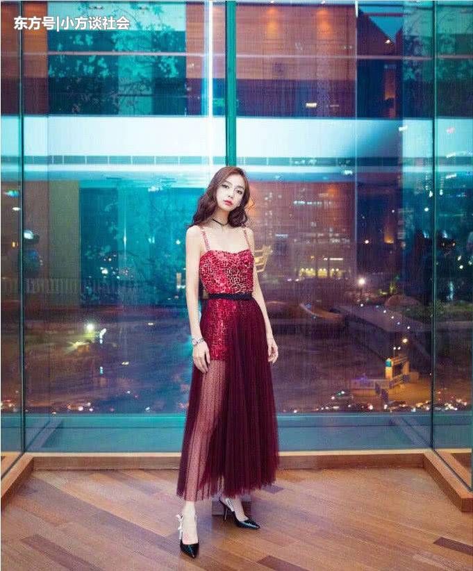 杨颖出席活动竟然穿了这身航头，网友纷纷吐槽，还有这种穿法