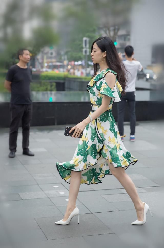 路人街拍，长的好看的女孩，个个穿着时尚，哪个是你的菜?