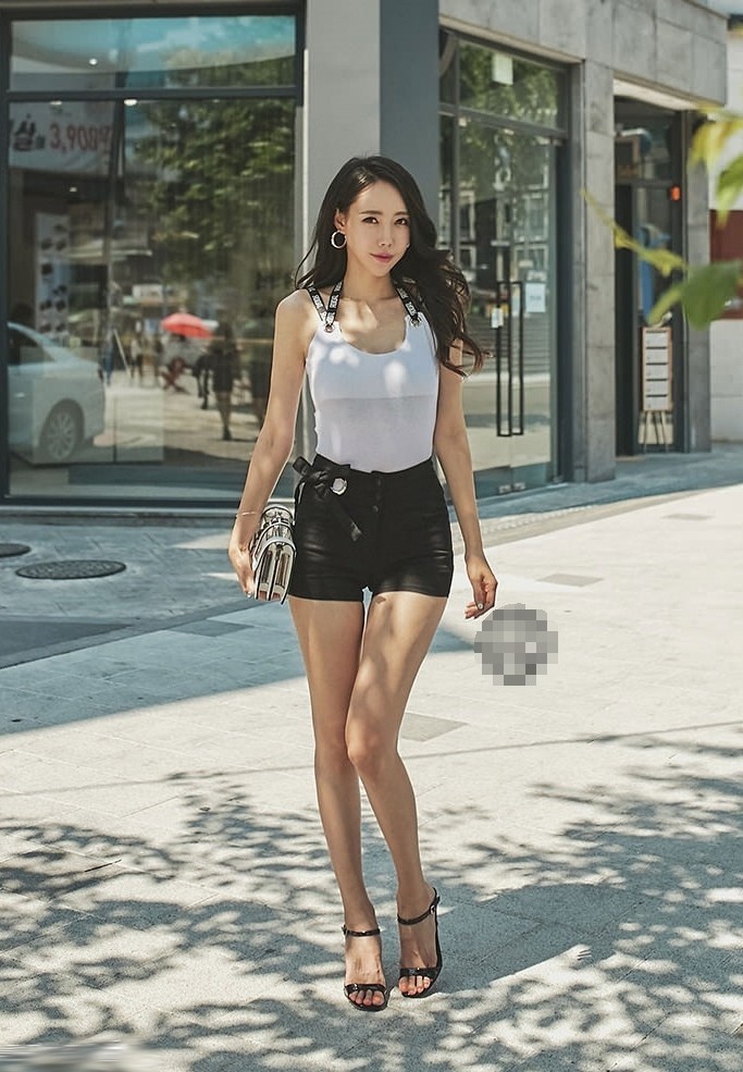 街拍：面容俊美精致穿着时尚的小姐姐，白皙靓丽性感个性！