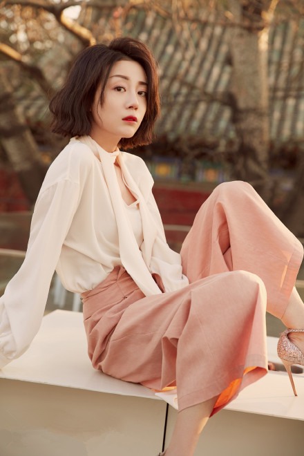 杨幂新剧剧照曝光，全素颜出镜，网友吐槽：真的是又黑又老气