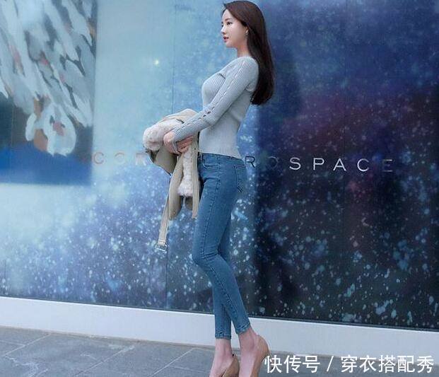 靓丽搭配的牛仔裤美女，身材紧致，美得无可挑剔！