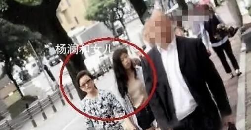 「爸爸」杨澜女儿罕见现身，和妈妈牵手同框，身材不似爸爸吴征