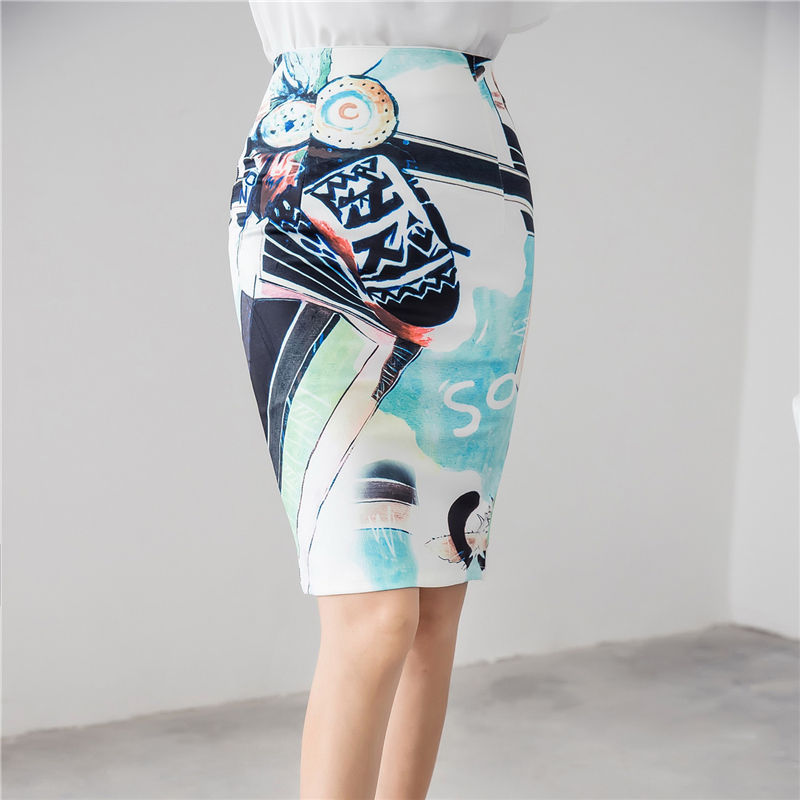 身材丰盈的女人，入秋后就该穿这种包臀裙，性感身材前后有致