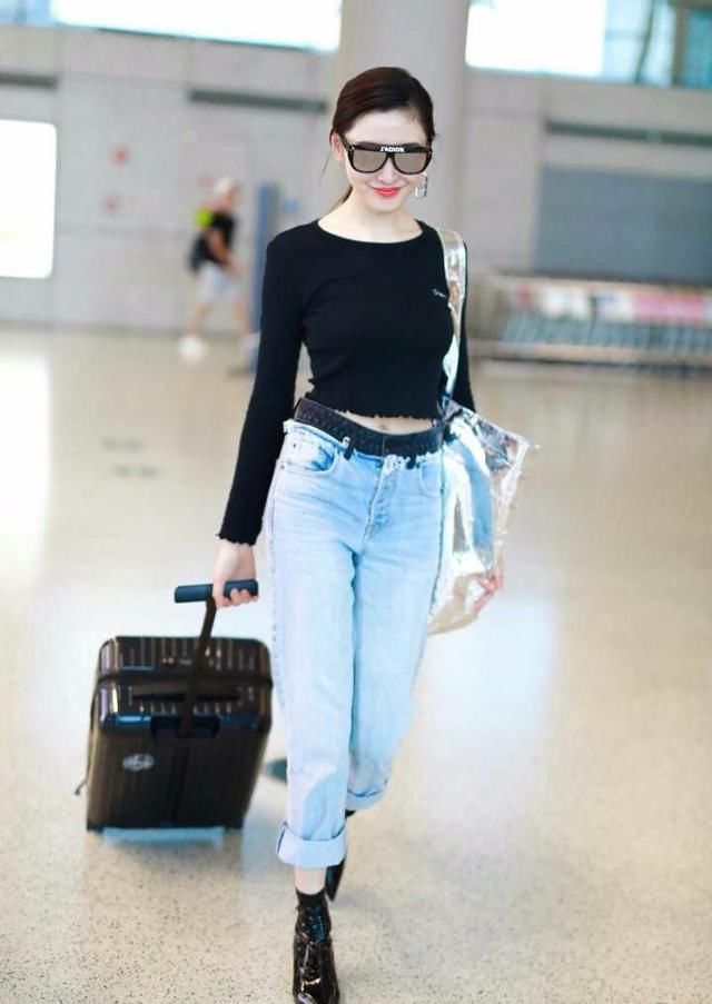 真是服了张天爱，皮带不系好，吊带裙外穿，这么爱秀性感?