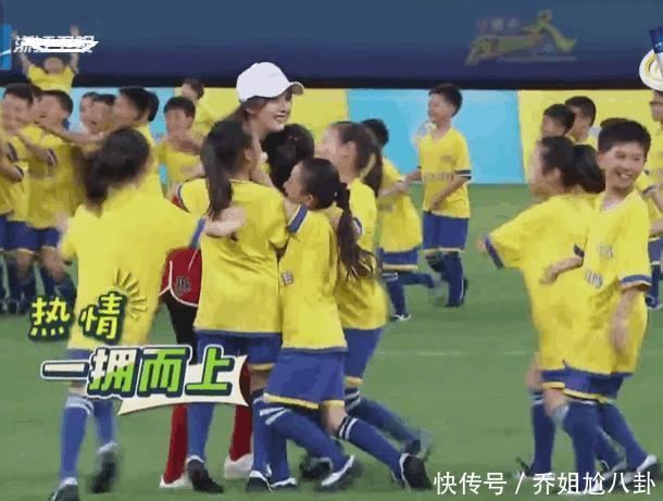 杨幂上跑男暖心满足孩子抱抱反被diss敷衍,但