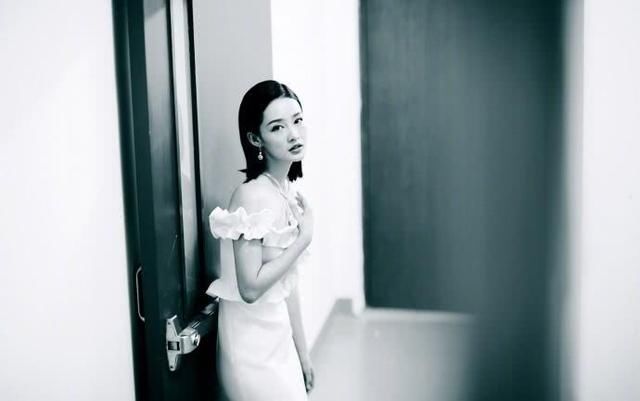 李沁穿白色优雅开叉长裙露香肩，网友:真是个撩人的小妖精!