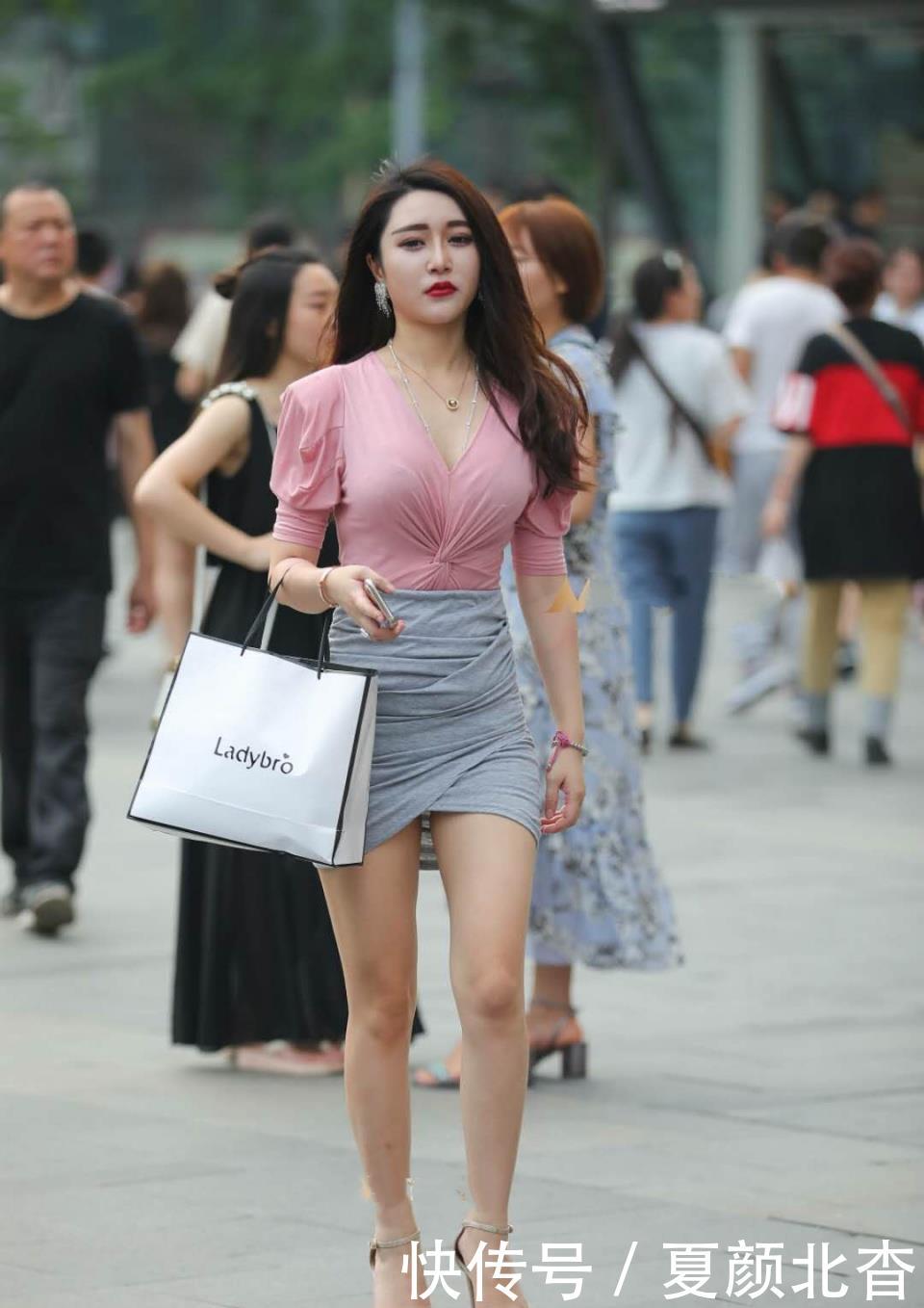 【 颜值】原来还能这么穿!,街拍:有颜值身材好的小姐姐就是任性