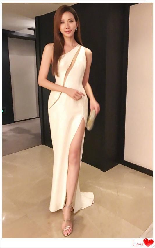 林志玲为扮嫩，43岁穿23的衣服，结果却被凸起的小腹出卖了自己!