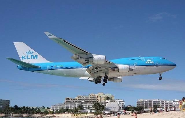 一架飞机从头顶飞过，57岁女游客不幸丧命