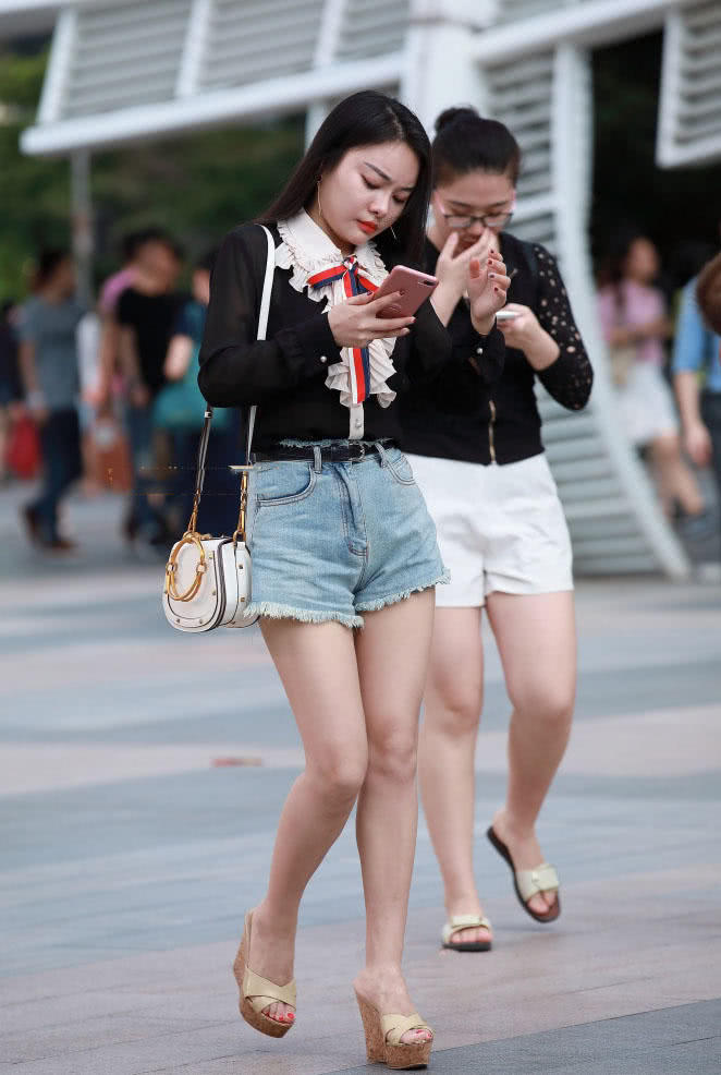 微胖小女人紧身小热裤穿出丰韵的好身材，贴身优雅线条