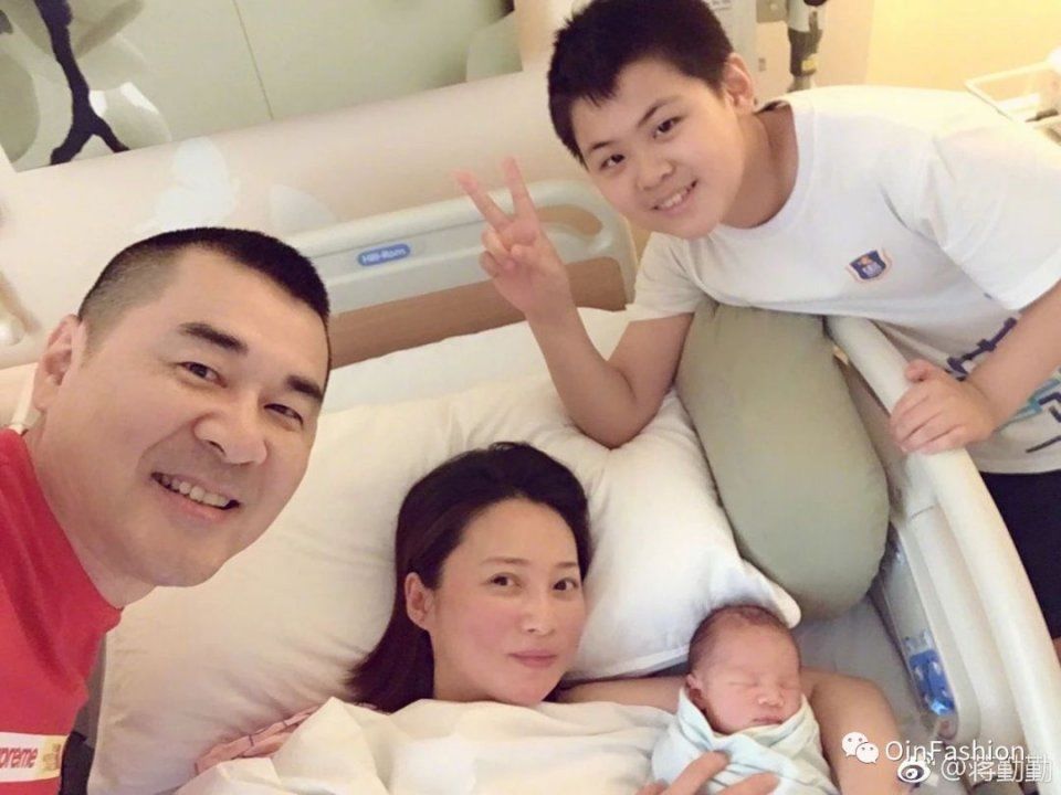 蒋勤勤的化妆桌真让人吃惊，这么白这么美居然只用10块钱的美白精