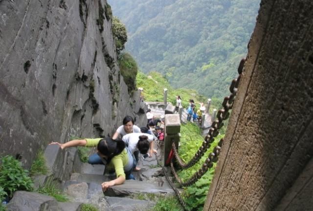 全球最不可思议寺庙，“悬挂”2000米高空中已有500年，就在中国