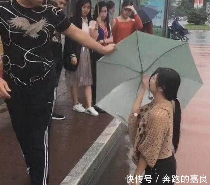 女子街边向男友下跪，路人怒骂渣男，得知真相后网友：趁早分手