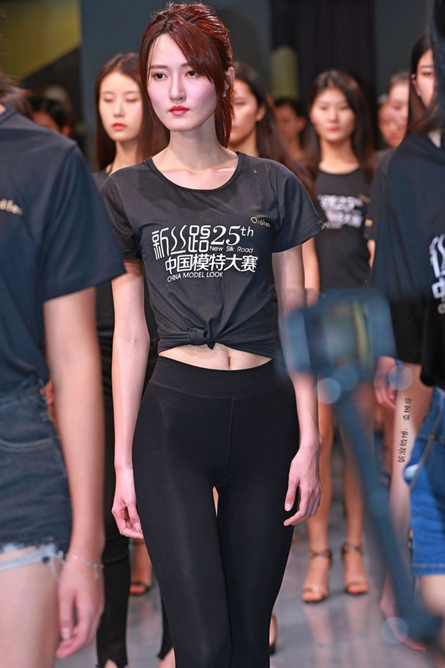 十分漂亮的紧身打底裤美女，展现女神气质，令人羡慕！