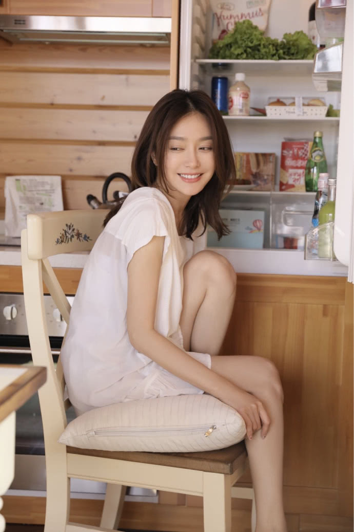 秦岚真拼了！穿白色睡裙竖起腿坐着，竟不穿打底裤，让人眼前一亮